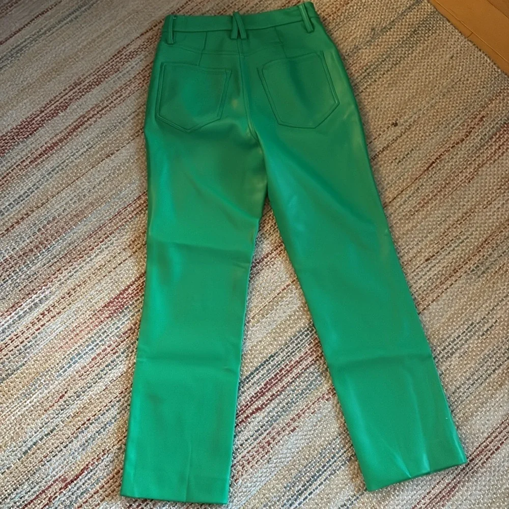 GOOD AMERICAN “Icon Fit” faux leather pants in Kelly green!